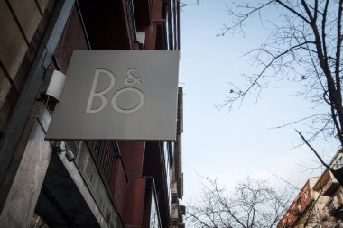BELGRAD, SERBIA - 16 Mart 2019: Bang ve Olfusen logosu Belgrad 'daki yerel butiklerinde. Grup ve Olufsen, ya da B & O, Danimarkalı lüks ses sistemi üreticisi.