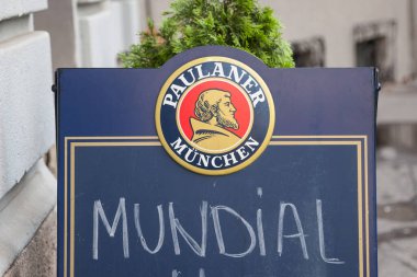 BELGRAD, SERBIA - 17 Haziran 2018: Paulaner Beer logosu futbol dünya kupası için bir Sırp bar reklamının önünde. Paulaner Bier, Münih ve Bavyera 'nın sembollerinden ve ana biralarından biridir.