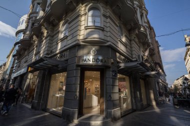 BELGRAD, SERBIA - 6 Nisan 2019: Pandora logosu Belgrad 'daki ana perakendecilerinin önünde. Pandora mücevher, Danimarkalı bir mücevher üreticisi ve Avrupa 'ya yayılmış bir mücevher perakendecisi.