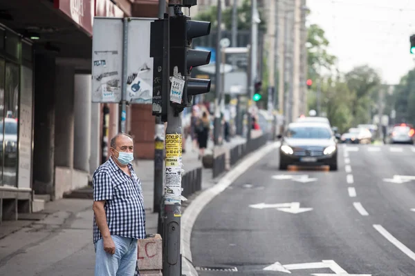 Belgrade Serbie Août 2020 Vieil Homme Marchant Regardant Trafic Rue — Photo