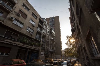 BELGRAD, SERBIA - 19 Ekim 2019: Güneşli bir öğleden sonra Sırbistan 'ın başkenti Belgrad' ın merkezinde betondan yapılmış eski konut binaları ve 70 'ler kulesiyle Vracar ilçesi