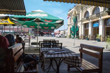 BELGRAD, SERBIA - 4 Temmuz 2015: Suriyeli bir mülteci olan küçük çocuk, mülteciler krizi sırasında Balkan rotasındaki AB sınırına giden treni beklerken Belgrad tren istasyonunda yatıyor.
