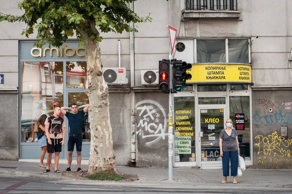 Belgrade Serbia Agosto 2020 Una Anciana Espera Una Calle Belgrado — Foto de Stock