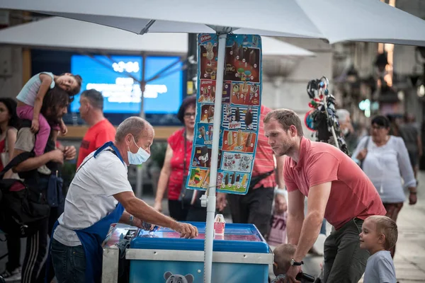 Belgrade Serbia Agosto 2020 Hombre Trabajador Vendedor Helados Que Sirve — Foto de Stock