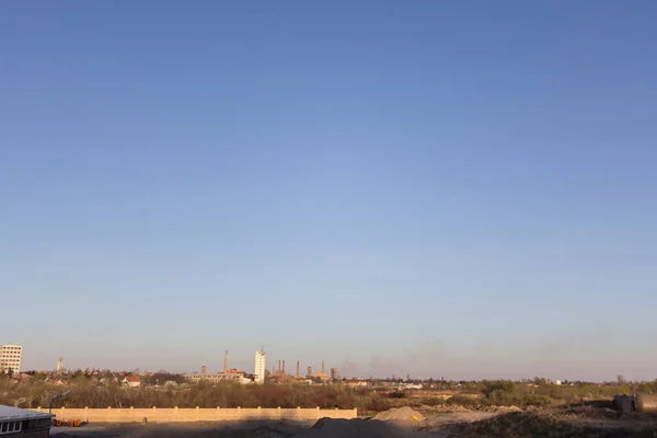 Horizonte Cielo Azul Con Fábricas Abandonadas Almacenes Con Sus Chimeneas —  Fotos de Stock