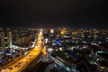 PRISHTINA, KOSOVO - NOVEMBER 11, 2016: Prishtina 'da Bill Clinton Bulvarı ve George W Bush Bulvarı' nın gece manzarası ve yanından geçen arabalar. Priştine Kosova 'nın başkenti