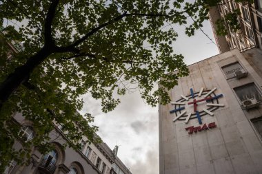 BELGRAD, SERBIA - 9 Temmuz 2018: Belgrad şehir merkezindeki Mihailova caddesinde diz çökme saati. Sırp saatçi Insa 'nın logosunu taşıyan logo, kentin önemli bir simgesi.