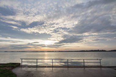 Sırbistan 'ın Subotica kentindeki Paliç Gölü' nün arka planında, sonbahar günbatımında yeşil bir çimen bulunuyor. Palicko Jezero olarak da bilinen festival, Voyvodina 'nın başlıca etkinliklerinden biri.