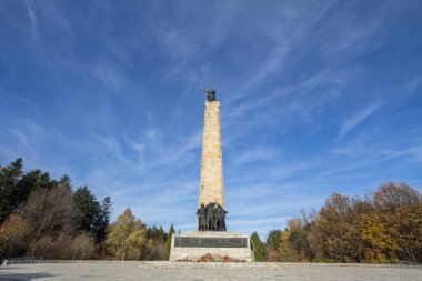 FRUSKA GORA, SERBIA - 19 Kasım 2019: Sloboda Memorial, veya Sırbistan 'ın Novi Sad kenti yakınlarındaki spomenik na vencu. 1965 yılında II. Dünya Savaşı 'nda ölen askerlerin anısına dikilmiş komünist bir Yugoslav anıtı.