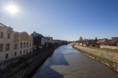 Zrenjanin bira fabrikası, aynı zamanda Zrenjaninska pivara olarak da bilinir, Bega Begej nehrinin yanındaki Zrenjanin 'in merkezinde. Zrenjanin, Sırbistan 'ın Voyvodina eyaletinin büyük bir kenti.
