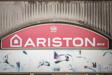 BELGRAD, SERBIA - 23 Nisan 2020: Ariston Thermo Group 'un logosu Belgrad' daki ana mağazalarında. Ariston, ev aletleri, ısıtma sistemleri ve ev aletleri üreten İtalyan bir üretici.