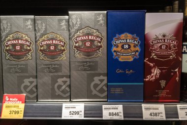 BELGRAD, SERBIA - 26 AĞUSTOS 2020: 12 ve 18 yıllık bazı şişelerde Chivas Regal logosu. Chivas Regal, Pernod Ricard alkol grubunun bir parçası olan İskoç viskisi markasıdır.