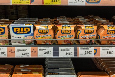 BELGRAD, SERBIA - 26 Ağustos 2020: Rio Mare logosu Belgrad 'da satılık ton balığı kutularında. Bolton Grubu 'nun bir parçası olan Riomare, İtalyan balık ve konserve ton balığı markasıdır.