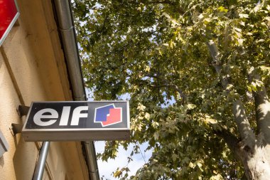 BELGRAD, SERBIA - 6 Ekim 2019: Elf Aquitaine eski logosu Belgrad 'daki perakende garajlarından birinde. Elf, Total Fina Elf 'in bir parçası olan motor yağı ve petrol üreticisi.