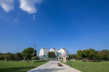 BELGRAD, SERBIA - 20 Temmuz 2018: Güneşli bir öğleden sonra Belgrad Çağdaş Sanatlar Müzesi. MSU veya Muzej Savrene Umetnosti olarak da bilinir, Brutalist Mimarinin bir sembolüdür.