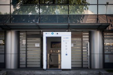 BELGRAD, SERBIA - 23 Ağustos 2020: Dezenfeksiyon tüneli, bir ofis binasının girişindeki dezenfekte kabini olarak da bilinir. Coronavirus Covid 19 'un yayılmasını önlemek için kullanılır.