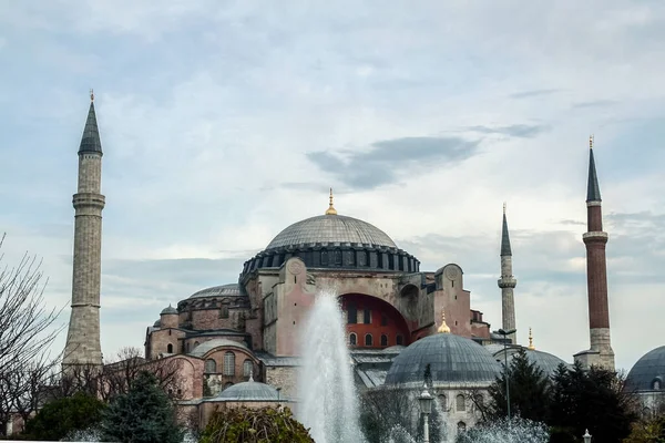 İstanbul, Türkiye 'de Aya Sofia veya Aziz Sophia manzarası. Ayasofya eski bir Bizans Ortodoks Bazilikası. Müslüman bir camiye ve müzeye dönüştürülmüş. Dini çatışmaların kaynağı.