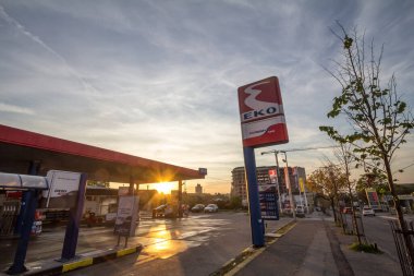 BELGRAD, SERBIA - OCTPBER 13, 2019: Yeni Belgrad 'daki benzin istasyonlarının EKO logosu. Hellenic Petroleum üyesi ve EKO, Balkanlar 'da yayılan Yunanistan' ın ana benzin istasyonları ve enerji grupları arasında yer alıyor