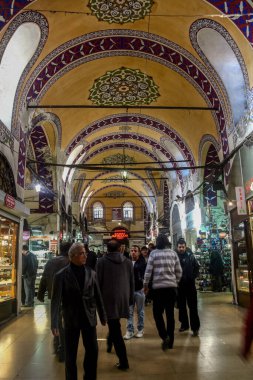 İSTANBUL, TURKEY - 30 ARALIK 2009: yoğun saatlerde Grand Bazaar 'da kalabalık cadde. Grand Bazaar, şehrin Avrupa tarafındaki ana simgelerinden biridir.