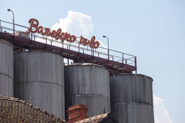 VALJEVO, SERBIA - 31 AĞUSTOS 2019: Valjevsko Pivo Birasının logosu ana bira fabrikalarında. Valjevsko pivo, Valjevska Pivara Bira Fabrikası tarafından üretilen hafif bira..