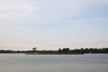 Kargo gemisi, bir mavna, Sırbistan 'da Tuna Nehri üzerinde, Belgrad' da, inşaat malzemeleri taşıyordu. Tuna Nehri, Avrupa 'da önemli bir nakliye akış ekseni.