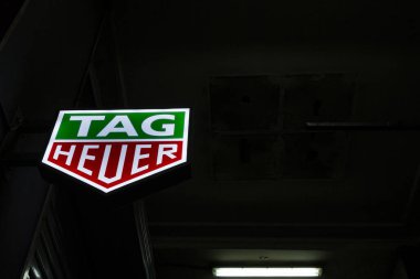 BELGRAD, SERBIA - 24 Temmuz 2018: Belgrad 'daki mücevher mağazalarının Tag Heuer logosu. Tag Heuer, kronografi ve saatleriyle ünlü İsviçreli lüks bir saatçi.