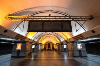 BELGRAD, SERBIA - 28 Temmuz 2018: Vukov Spomenik tren istasyonunun platform ve kalkış kurulu, Sırp demiryollarının bir banliyö ve kentsel tren istasyonu