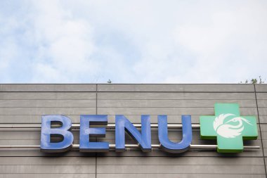 BELGRAD, SERBIA - 19 Ağustos 2020: Belgrad 'daki yerel eczanelerinin (Apoteka) önünde Benu logosu. Phoenix Group 'un bir parçası olan Benu, Avrupa' da bir eczane ve tıp mağazaları zinciridir.