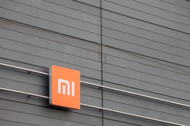 BELGRAD, SERBIA - 19 Temmuz 2020: Xiaomi logosu Belgrad perakendecilerinin önünde. Xiaomi, akıllı telefonlar ve bilgisayarlar gibi elektronik cihazlarla bilinen bir Çin teknoloji şirketidir.