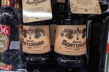 BELGRAD, SERBIA - 6 Eylül 2020: Satılık bazı şişelerin üzerinde Amaro Montenegro logosu. Amaro Montenegro, Bologna 'dan dünya çapında satılan bir amaro likörü markası.