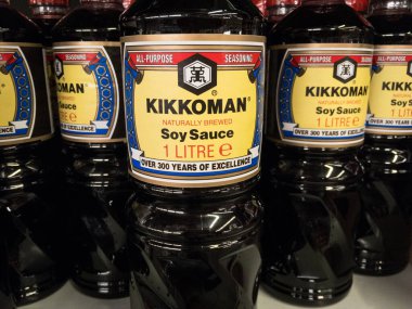 BELGRAD, SERBIA - 20 Eylül 2020: soya sosu şişesinde Kikkoman logosu. Kikkoman, soya ürünleri ve baharatlarıyla bilinen bir Japon gıda şirketidir.