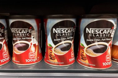 BELGRAD, SERBIA - 22 Eylül 2020: Nescafe kavanozları logolarında satılıktır. Nescafe, hazır kahve ve kahve türevlerinde uzmanlaşmış bir Nestle markasıdır.
