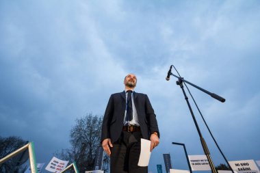 BELGRAD, SERBIA - 18 Mart 2019: Sasa Jankoviç, 2017 Sırbistan cumhurbaşkanlığı seçimlerinin Avrupa yanlısı Demokrat adayı, siyasi bir mitingde sahnede duruyor