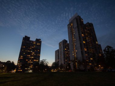 Belgrad 'ın banliyösünde, Yeni Belgrad' da karanlık bir akşamda geleneksel komünist konutlar. Bu tür yüksek binalar Sırbistan 'daki gaddar mimarinin sembolleri