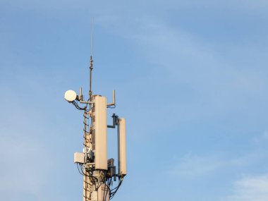 Cep telefonu baz istasyonu, 3G, 4G ve 5G anteni ile donatılmış, Avrupa 'daki bir binanın tepesinde, cep telefonu şebekesi kapsama alanı, resepsiyon ve iletim için kullanılıyor.