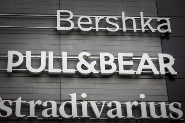 BELGRAD, SERBIA - 19 Ağustos 2020: Belgrad için mağazalarının önüne Ayı logosu çekin. Çekiç ve Ayı, bir İspanyol mağaza zinciri ve Inditex grubunun moda perakendecisi ve üreticisi.