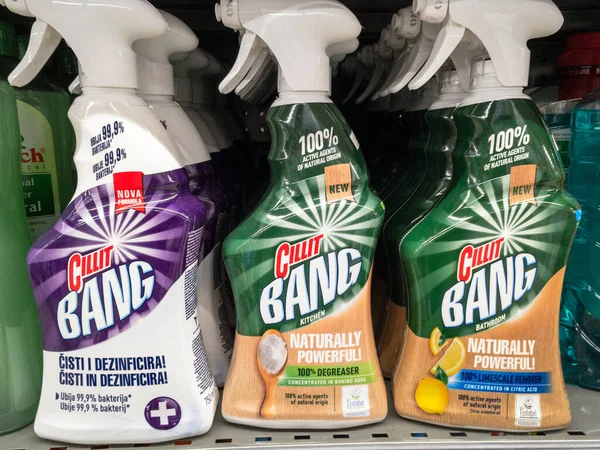 BELGRAD, SERBIA - 10 Eylül 2020: Sprey şişelerin üzerindeki Cilit Bang logosu. Cilit Bang ev temizlik ürünlerinin bir türüdür, özellikle yağ sökücüler, leke çıkarıcılar ve küf temizleyiciler.