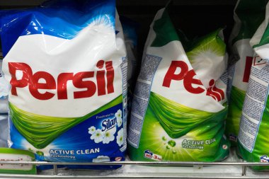 BELGRAD, SERBIA - 12 Eylül 2020: Satılık toz torbalarının üzerindeki Persil Çamaşır deterjanı logosu. Henkel, Persil 'in bir kısmı, Dixan olarak da bilinir, bir Alman markası olan çamaşır deterjanı ve ev temizliği.