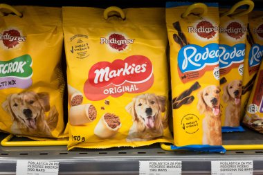 BELGRAD, SERBIA - 10 Eylül 2020: Pedigree petfood logosu, Belgrad 'da satılık köpek maması torbası. Pedigree PetFoods, Mars Grubu 'nun bir parçasıdır.