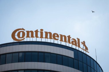 NOVI SAD, SERBIA - 9 AĞUSTOS 2020: Novi Sad 'ın ana ofislerinin kıtasal logosu. Continental, lastik ve diğer otomotiv parçaları üzerinde uzmanlaşmış bir Alman şirketidir.