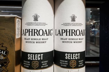 BELGRAD, SERBIA - 19 Eylül 2020: Satılık bazı şişelerde Laphroaig Whisky logosu. Laphroaig bir İskoç viskisi markasıdır.