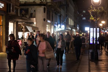 BELGRAD, SERBIA - 2 Ekim 2020: Aile, bir anne, bir kadın ve oğlu, Coronavirus Covid 19 krizinde yüz maskesi koruyucu ekipman giyerek yürüyorlar