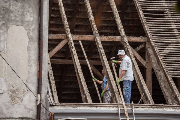 Belgrade Sérvia Agosto 2018 Velhos Trabalhadores Construção Civil Roofers Tilers — Fotografia de Stock