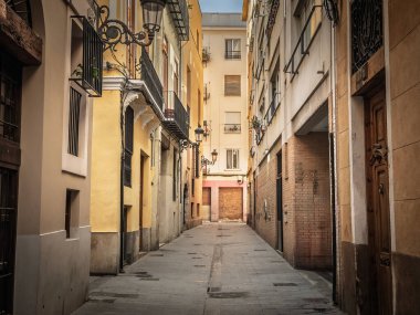 Valencia 'nın eski kasabası Ciutat Vella' da bir yerleşim yeri. Balkonları ve lambaları olan apartman cephelerini gösteriyor. Eski şehrin tarihi merkezindeki şehir konutlarını ve emlak karakterlerini yansıtıyor..