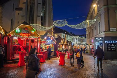 GRAZ, AUSTRIA - 28 ARALIK 2024: Işıklı ahşap tezgahlar Graz, Avusturya 'daki Advent pazarı olan Graz Adventmarkt' ta yemek ve içecekler sunar..