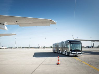 MUNİH, GERMANY - 21 Haziran 2025: Münih Uluslararası Havalimanı 'ndaki havaalanı önlük otobüsü Bavyera merkezindeki havayolu ulaşımını, yer operasyonlarını ve altyapıyı yükseltiyor.