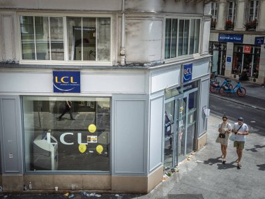 PARIS, FRANCE - 22 Haziran 2025: LCL logosu Paris 'teki ana ofislerinin önünde. LCL veya Credit Lyonnais, Fransa 'da perakende bankacılığının en önemli bankalarından biridir..