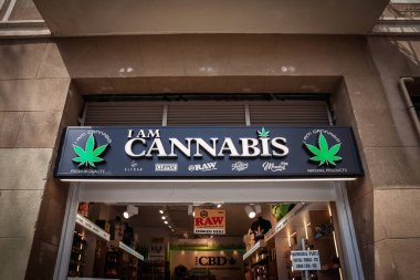 BARCELONA, SPAIN - 5 Nisan 2025: İspanya 'da kenevir ürünleri, kenevir ürünleri ve sigara aksesuarlarına odaklı perakende satış üzerine yeşil yaprak sembolleri ve ürün sergilenen Barselona mağazası I Am CannABIS.