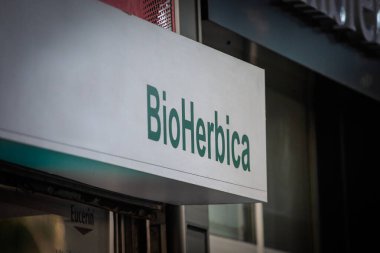 BELGRAD, SERBIA - 10 Ağustos 2025: Sırbistan 'ın Belgrad kentindeki bir perakendecinin BioHerbica logosunun yer aldığı mağaza önü tabelası. Bitkisel ürünlere, takviyelere ve sağlıklı ürünlere odaklı bir marka..