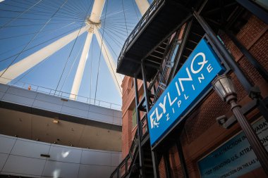 LAS VEGAS - 23 AĞUSTOS 2024: The LINQ 'daki Fly LINQ halat kayışına yakından bakın. Fly Linq şeritte bir halat keskinliğidir..